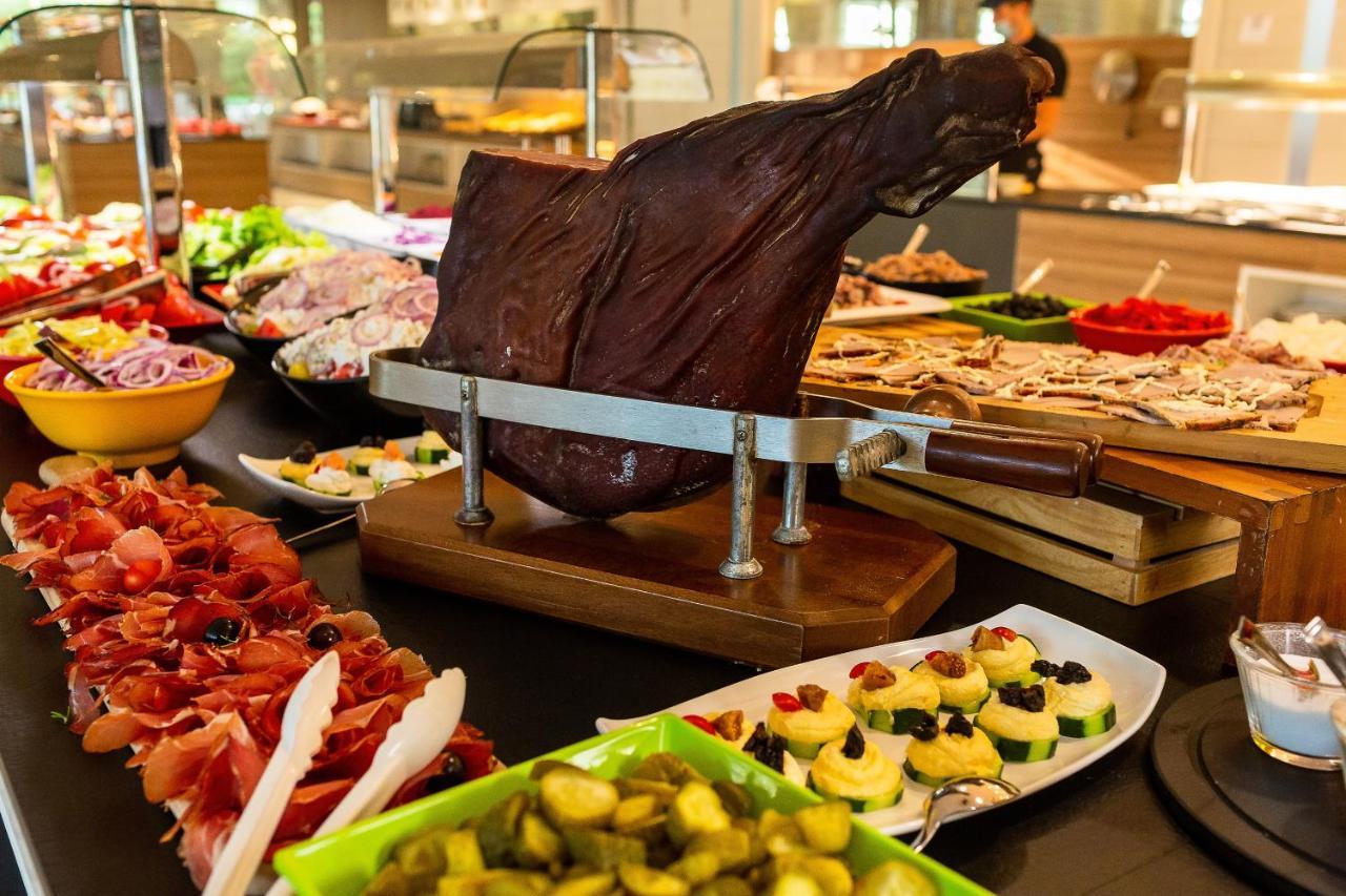 Carine Hotel Kumbor Superior 헤르섹 외부 사진